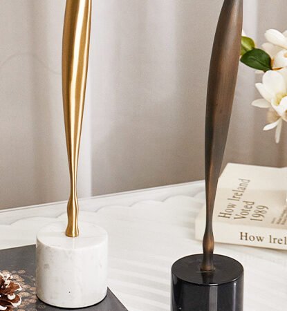 Escultura en forma de pluma Esculturas Flux Metal